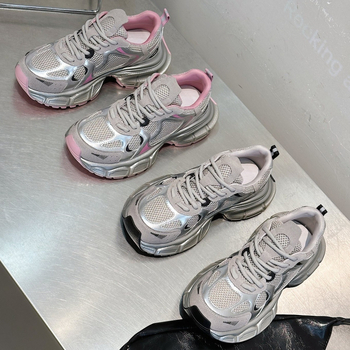 Dámske tenisky s hornou z dvorej hovädzej kože, stredná päta 3–5 cm, penová podrážka, predné šnurovanie