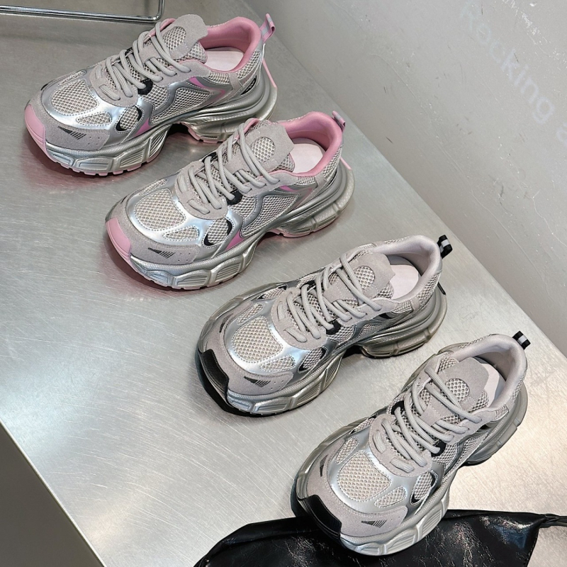 Dámske tenisky s hornou z dvorej hovädzej kože, stredná päta 3–5 cm, penová podrážka, predné šnurovanie