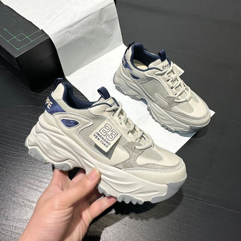 Adidași femei cu plasă pe partea superioară, vârf rotund, talpă din cauciuc, toc mediu 3-5 cm, purtare zilnică