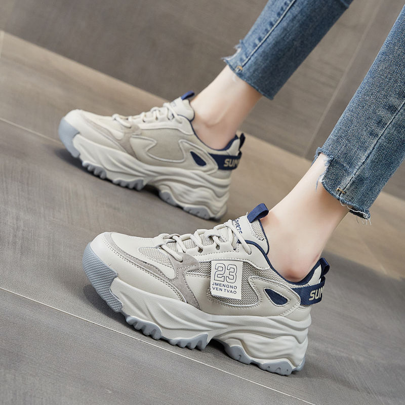 Adidași femei cu plasă pe partea superioară, vârf rotund, talpă din cauciuc, toc mediu 3-5 cm, purtare zilnică