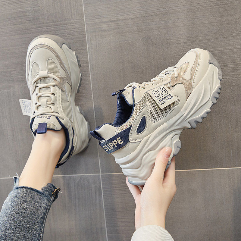 Adidași femei cu plasă pe partea superioară, vârf rotund, talpă din cauciuc, toc mediu 3-5 cm, purtare zilnică