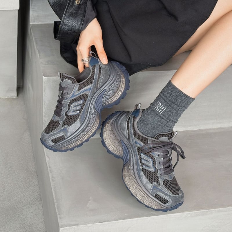 Pantofi de damă tip Dad Shoes, cu partea superioară din plasă, toc de 6–8 cm, talpă din cauciuc respirabilă, închidere cu șiret frontal