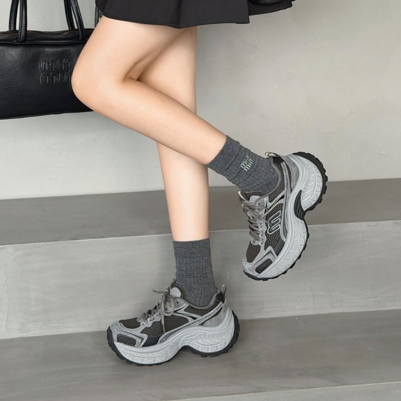 Pantofi de damă tip Dad Shoes, cu partea superioară din plasă, toc de 6–8 cm, talpă din cauciuc respirabilă, închidere cu șiret frontal