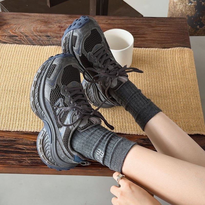 Pantofi de damă tip Dad Shoes, cu partea superioară din plasă, toc de 6–8 cm, talpă din cauciuc respirabilă, închidere cu șiret frontal