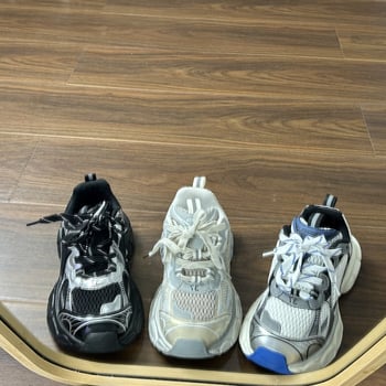 Ženské športové tenisky v kórejskom štýle na bežné nosenie, nízky profil, okrúhla špička, zapínanie na šnúrky vpredu, gumová podrážka.