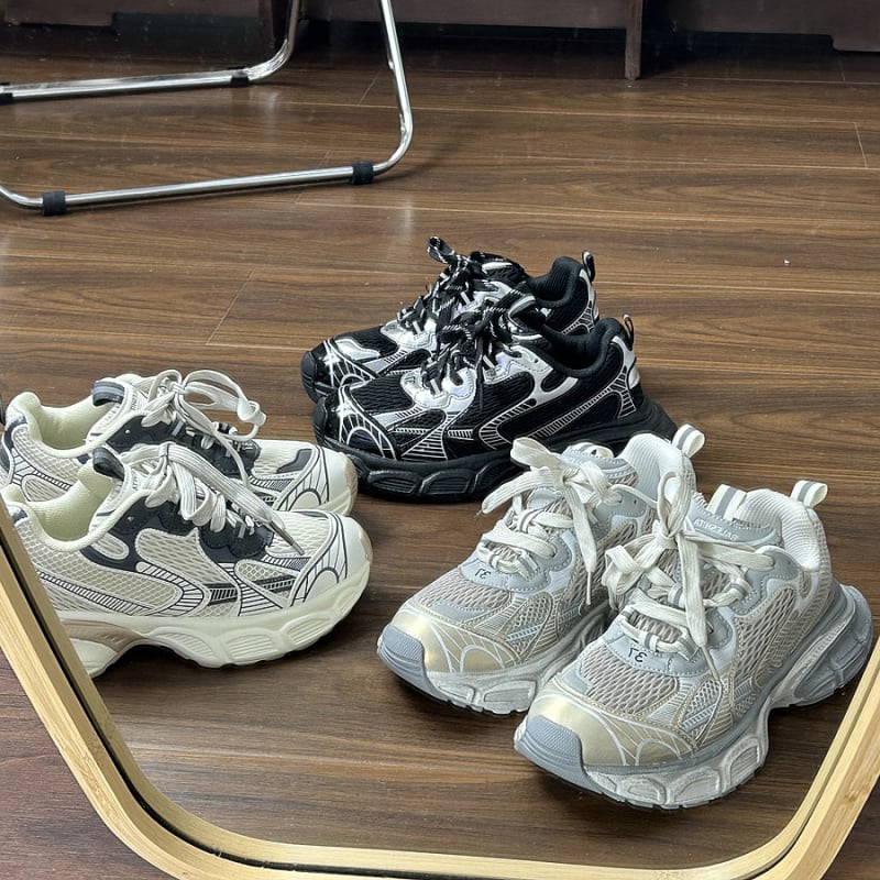 Ženské športové tenisky v kórejskom štýle na bežné nosenie, nízky profil, okrúhla špička, zapínanie na šnúrky vpredu, gumová podrážka.