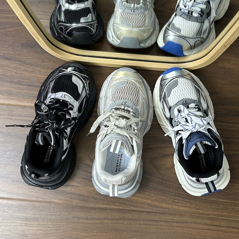 Ženské športové tenisky v kórejskom štýle na bežné nosenie, nízky profil, okrúhla špička, zapínanie na šnúrky vpredu, gumová podrážka.