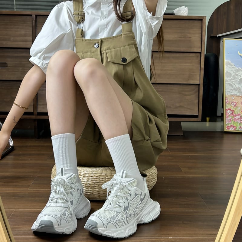 Ženské športové tenisky v kórejskom štýle na bežné nosenie, nízky profil, okrúhla špička, zapínanie na šnúrky vpredu, gumová podrážka.