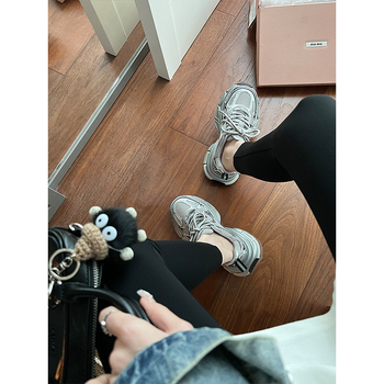 Ženske tenisice u stilu dad sneakers (gornji dio od goveđe kože, okrugli vrh, srednja visina pete 3-5 cm, gumeni potplat, uložak od prirodne kože)