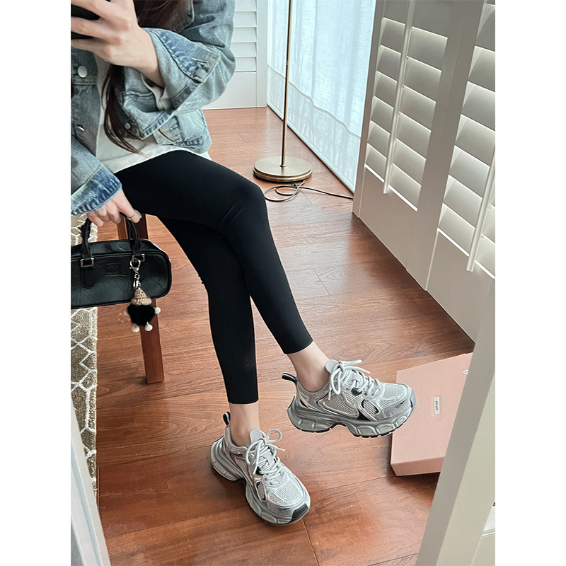 Ženske tenisice u stilu dad sneakers (gornji dio od goveđe kože, okrugli vrh, srednja visina pete 3-5 cm, gumeni potplat, uložak od prirodne kože)