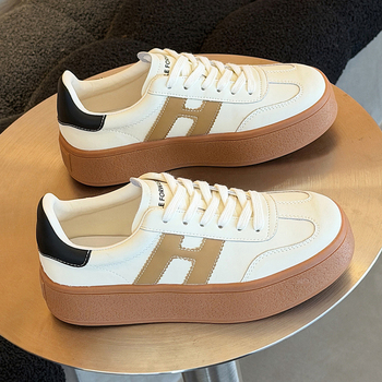 Ženské športové tenisky z rozdelenej kože, okrúhla špička, viazanie na šnúry, gumová podrážka, nízky vrš