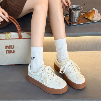 Ženské športové tenisky z rozdelenej kože, okrúhla špička, viazanie na šnúry, gumová podrážka, nízky vrš