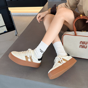 Ženské športové tenisky z rozdelenej kože, okrúhla špička, viazanie na šnúry, gumová podrážka, nízky vrš