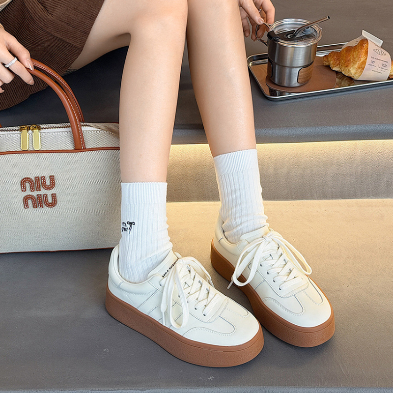 Ženské športové tenisky z rozdelenej kože, okrúhla špička, viazanie na šnúry, gumová podrážka, nízky vrš