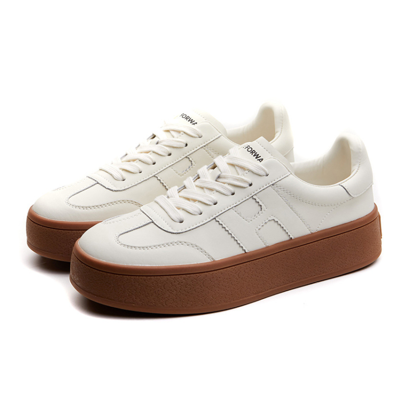 Ženské športové tenisky z rozdelenej kože, okrúhla špička, viazanie na šnúry, gumová podrážka, nízky vrš