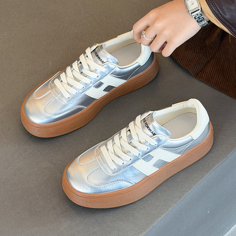 Ženské športové tenisky z rozdelenej kože, okrúhla špička, viazanie na šnúry, gumová podrážka, nízky vrš