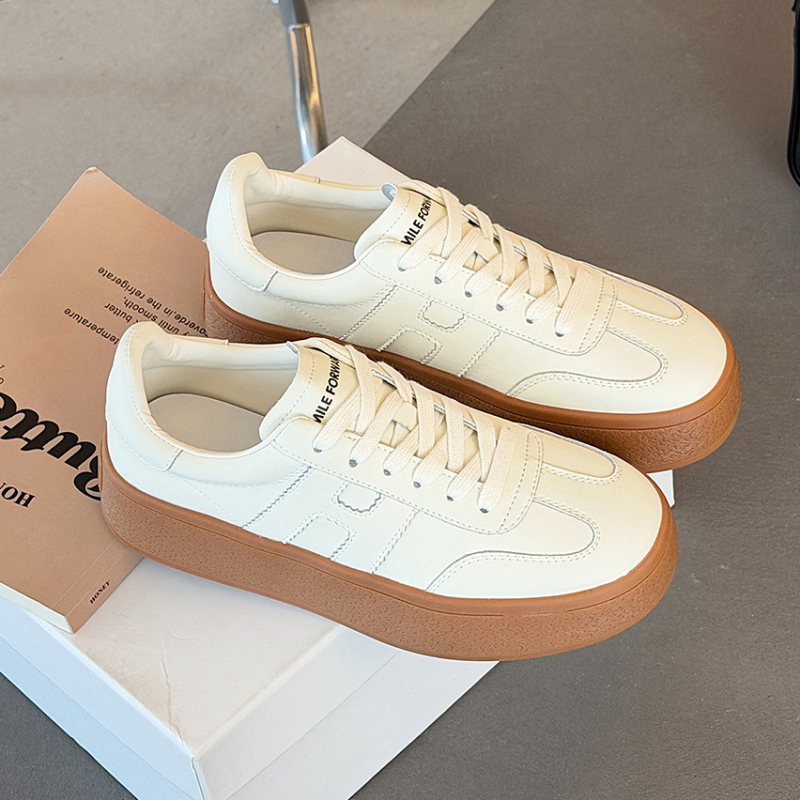 Ženské športové tenisky z rozdelenej kože, okrúhla špička, viazanie na šnúry, gumová podrážka, nízky vrš