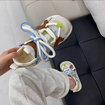 Dámske tenisky typu dad s priedušným sieťovým horným dielom, gumová podrážka, predné šnurovanie, EVA vložka, výška päty 3-5 cm