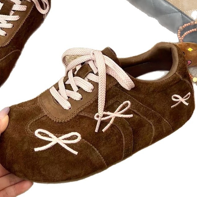 Ženske cipele u Birkenstock stilu s mašnicom i prednjim vezivanjem, unutarnje povećanje visine, velur gornji dio, gumena potplata