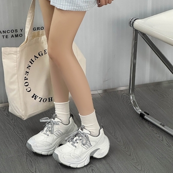 Pantofi de femei tip Dad Shoes cu toc gros de 6–8 cm, partea superioară din două straturi de piele de vițel, căptușeală din plasă, închidere cu șireturi în față și în spate