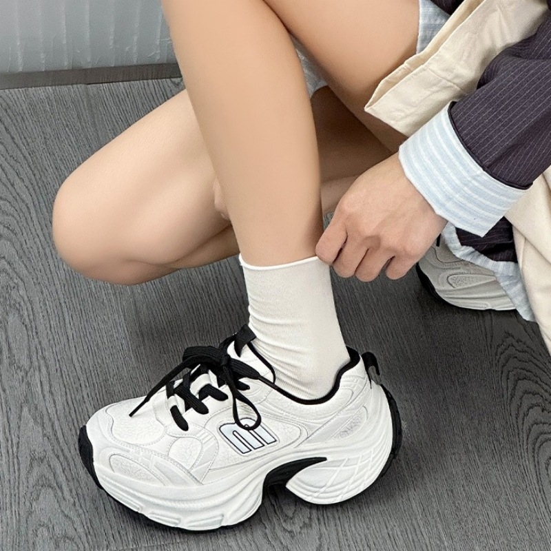 Pantofi de femei tip Dad Shoes cu toc gros de 6–8 cm, partea superioară din două straturi de piele de vițel, căptușeală din plasă, închidere cu șireturi în față și în spate