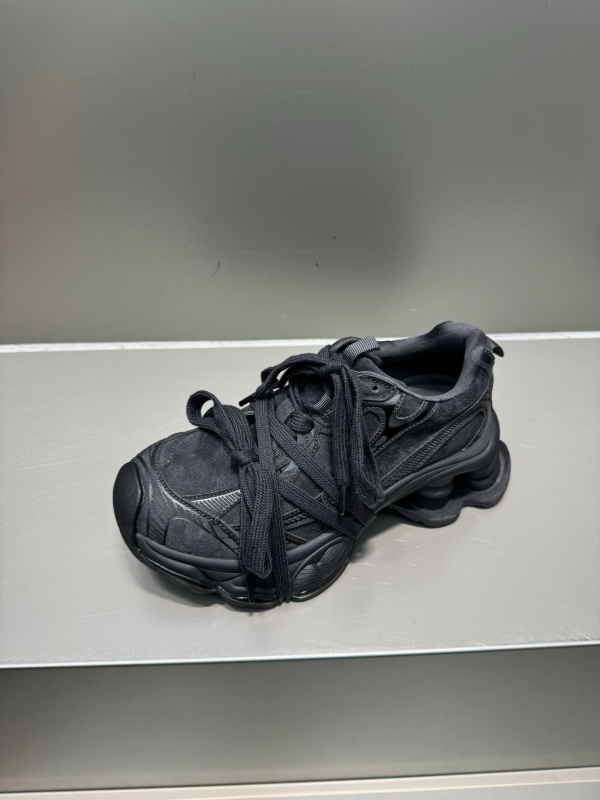 Ženske tenisice s velurom, debelim potplatom od gume, kopča s bucklom, ulošak od shearlinga, blok-dizajn, casual