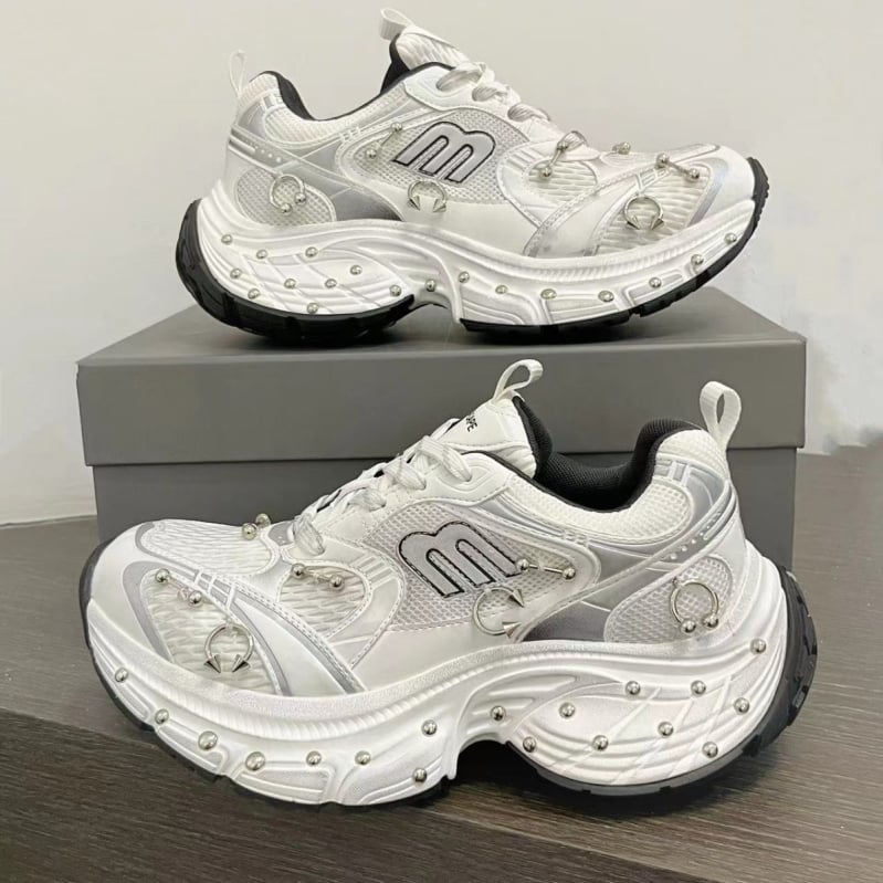Unisex tenisice dad sneakers s metalnim rivet detaljima, debeli potplat za povećanje visine, mrežasti gornji dio, vezanje, PU uložak