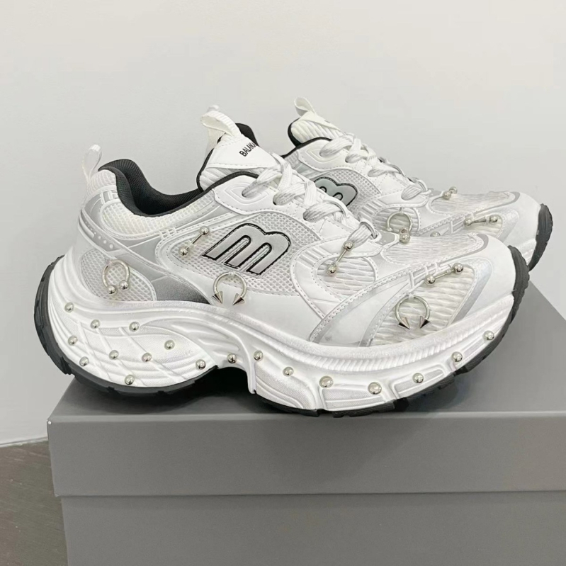 Unisex tenisice dad sneakers s metalnim rivet detaljima, debeli potplat za povećanje visine, mrežasti gornji dio, vezanje, PU uložak