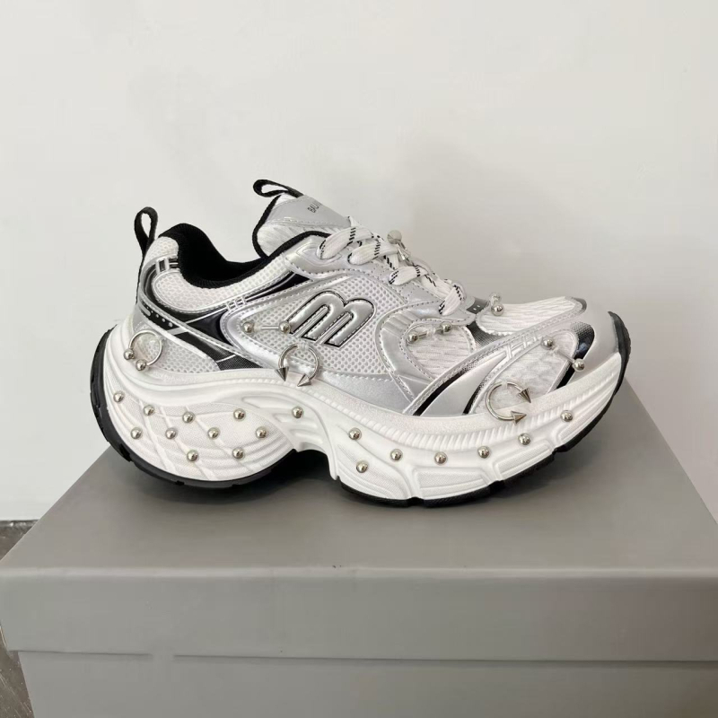 Unisex tenisice dad sneakers s metalnim rivet detaljima, debeli potplat za povećanje visine, mrežasti gornji dio, vezanje, PU uložak