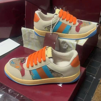 Uniszex sportcipő szintetikus bőrből készült felsőrésszel, gumírozott talppal, kerek orr, alacsony sarok 1–3 cm a magasság növeléséért