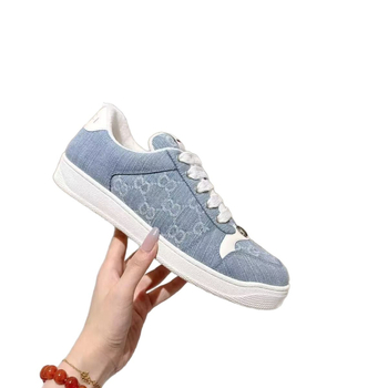 Uniszex sportcipő szintetikus bőrből készült felsőrésszel, gumírozott talppal, kerek orr, alacsony sarok 1–3 cm a magasság növeléséért