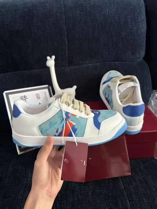 Uniszex sportcipő szintetikus bőrből készült felsőrésszel, gumírozott talppal, kerek orr, alacsony sarok 1–3 cm a magasság növeléséért