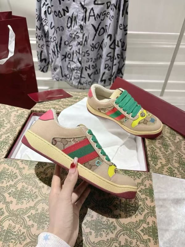 Uniszex sportcipő szintetikus bőrből készült felsőrésszel, gumírozott talppal, kerek orr, alacsony sarok 1–3 cm a magasság növeléséért