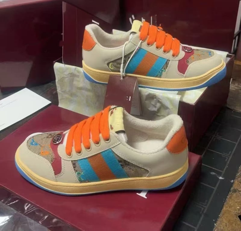 Uniszex sportcipő szintetikus bőrből készült felsőrésszel, gumírozott talppal, kerek orr, alacsony sarok 1–3 cm a magasság növeléséért