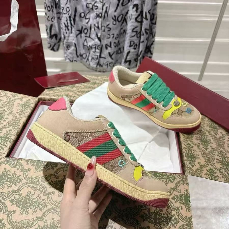 Uniszex sportcipő szintetikus bőrből készült felsőrésszel, gumírozott talppal, kerek orr, alacsony sarok 1–3 cm a magasság növeléséért