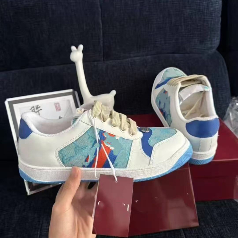 Uniszex sportcipő szintetikus bőrből készült felsőrésszel, gumírozott talppal, kerek orr, alacsony sarok 1–3 cm a magasság növeléséért