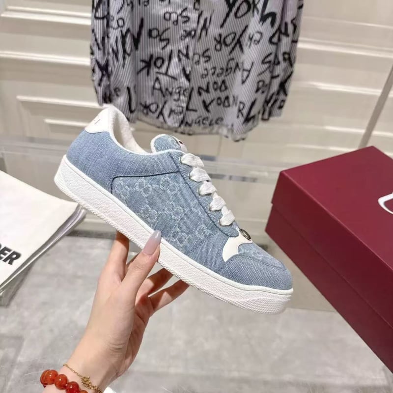 Uniszex sportcipő szintetikus bőrből készült felsőrésszel, gumírozott talppal, kerek orr, alacsony sarok 1–3 cm a magasság növeléséért