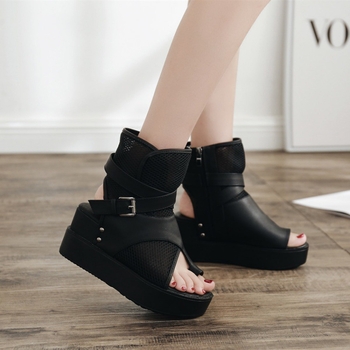 Platformos szandál hálós felsőrésszel, rejtett magasság-emeléssel a talpon, övfogó csattal, kerek orr, oldalsó cipzárral