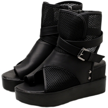 Platformos szandál hálós felsőrésszel, rejtett magasság-emeléssel a talpon, övfogó csattal, kerek orr, oldalsó cipzárral