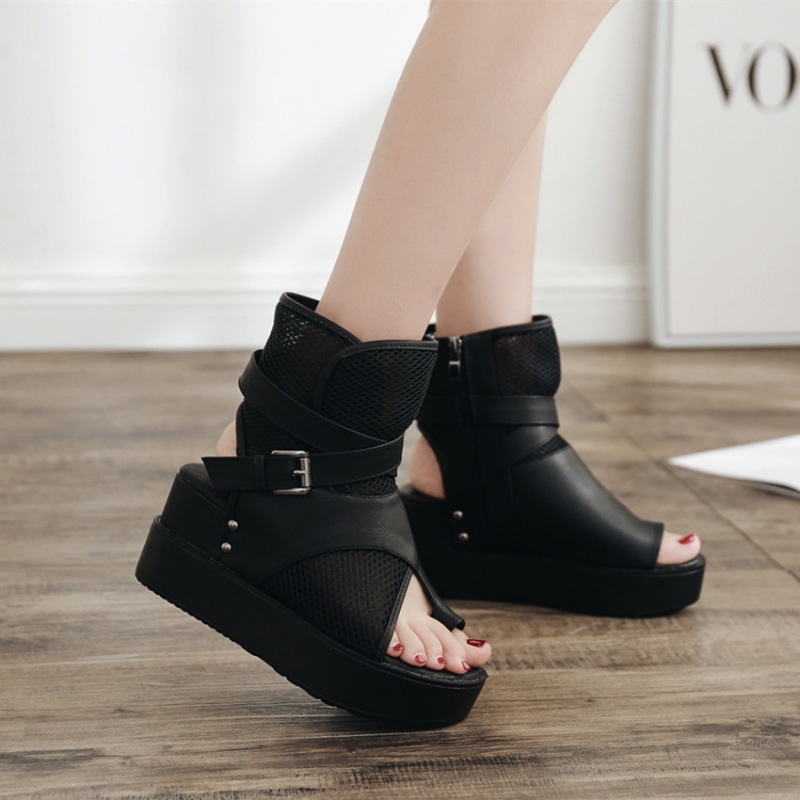 Platformos szandál hálós felsőrésszel, rejtett magasság-emeléssel a talpon, övfogó csattal, kerek orr, oldalsó cipzárral