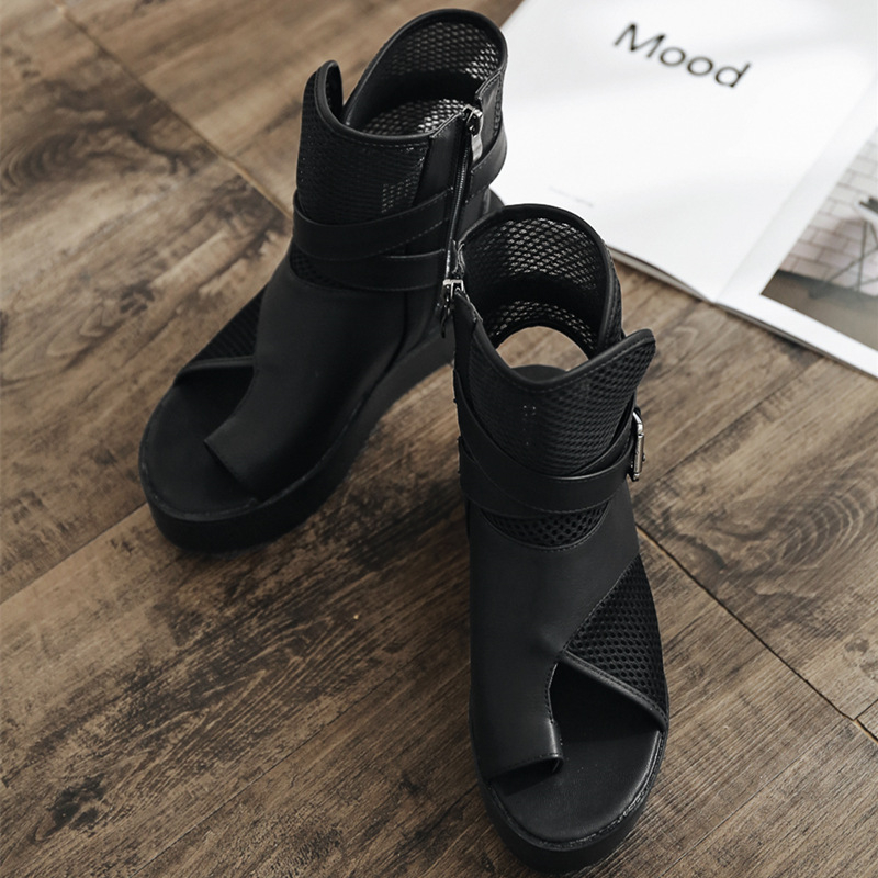 Platformos szandál hálós felsőrésszel, rejtett magasság-emeléssel a talpon, övfogó csattal, kerek orr, oldalsó cipzárral