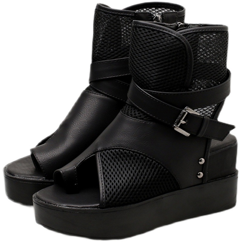 Platformos szandál hálós felsőrésszel, rejtett magasság-emeléssel a talpon, övfogó csattal, kerek orr, oldalsó cipzárral