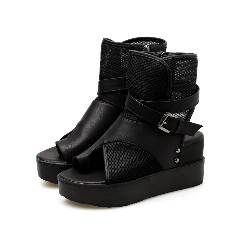 Platformos szandál hálós felsőrésszel, rejtett magasság-emeléssel a talpon, övfogó csattal, kerek orr, oldalsó cipzárral