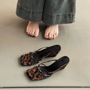 Ženske sandale s leopard uzorkom, klinasti potplat, remen između prstiju, PU gornji dio, PU potplat
