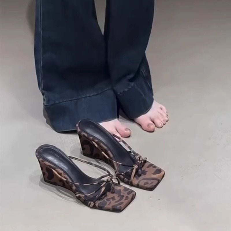 Ženske sandale s leopard uzorkom, klinasti potplat, remen između prstiju, PU gornji dio, PU potplat