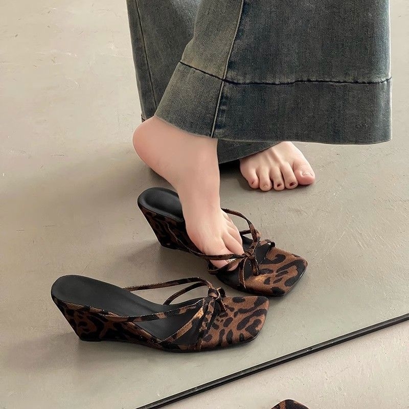 Ženske sandale s leopard uzorkom, klinasti potplat, remen između prstiju, PU gornji dio, PU potplat