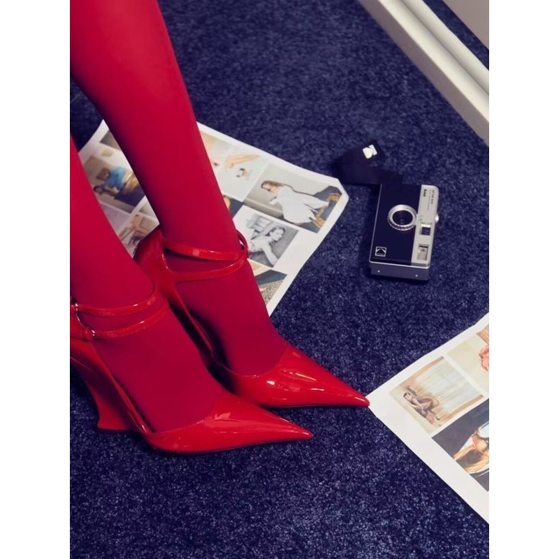 Сандали с клиновиден ток и презрамки, остър нос, катарама, PU горна част, каучукова подметка