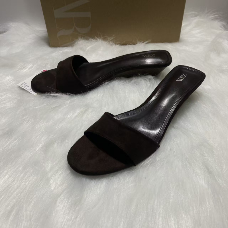 Kožne sandale s klinastim petom, slip-on, okrugli vrh, gumeni potplat, 3–5 cm visina pete