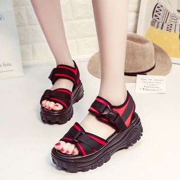 Damske casual sandale s PU gornjim dijelom, gumom na podnožju, klinasti potplat, visina 3-5 cm, Velcro zatvaranje