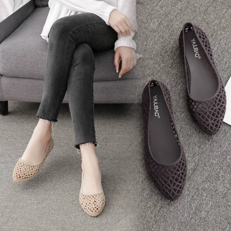 Sandale od PVC: gornji dio i đon; retro stil; oštar nos; mat završetak; slip-on